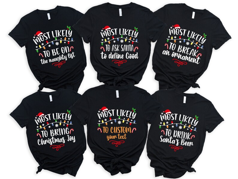 Op de afbeelding: Zes zwarte T-shirts met witte tekst en afbeeldingen. Elk shirt heeft een andere kerstzin, zoals "Most Likely to Be on the Naughty List" en "Most Likely to Drink Santa's Beer".