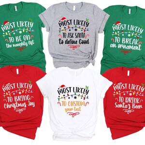 Op de afbeelding: Set van zes kerst-thema t-shirts met de tekst "Most Likely" en een andere feestdag-gerelateerde zin op elk shirt. De shirts zijn in rood, groen, wit en grijs.