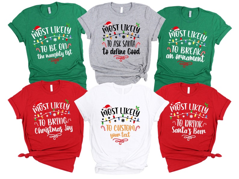 Op de afbeelding: Set van zes kerst-thema t-shirts met de tekst "Most Likely" en een andere feestdag-gerelateerde zin op elk shirt. De shirts zijn in rood, groen, wit en grijs.
