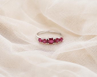 Anello con rubino, pietra portafortuna di luglio, in argento sterling 925, a fascia impilabile per donna.