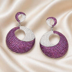 Pendientes colgantes de rubí rosa con diamantes pavé, joyería de lujo que llama la atención.