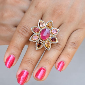 Anello vistoso con rubino rosa e motivo floreale, in argento 925 con grappolo di pietre toumaline multicolore a forma di pera, gioiello da cocktail color oro.