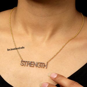 Collar de fuerza en plata de ley 925, colgante de palabra de diamante pavé, collar de fuerza con escritura a mano, collar colgante chapado en oro.