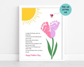 Puede incluir: Una flor rosa hecha con huellas de pies de bebé, con un sol amarillo y una mariposa en el fondo. El texto dice: "Hice esta flor con mis pequeños pies, Para mostrarte lo especial que eres para mí! Cada paso que hemos dado, lado a lado, Lleno de amor, risa y alegría que no podemos esconder. Gracias por levantarme cuando me caigo, Eres la mejor mamá, mi héroe, mi todo! Feliz Día de la Madre"