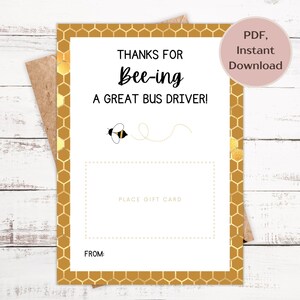 Op de afbeelding: Een witte cadeaukaart met een honingraatrand en de tekst "THANKS FOR Bee-ing A GREAT BUS DRIVER!". Bevat een ruimte om een cadeaukaart te plaatsen en een "FROM:"-regel. Er is ook een kleine illustratie van een bij aanwezig.