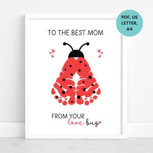 Op de afbeelding: Printbare kaart met een rode lieveheersbeestje gemaakt van handafdrukken en de tekst "To the best mom from your love bug".