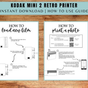 Puede incluir: Ilustración en blanco y negro que muestra cómo cargar película nueva e imprimir fotos usando una impresora Kodak Mini 2 Retro. Las instrucciones incluyen colocar la impresora con la parte frontal hacia abajo, abrir la tapa, sacar el cartucho viejo, insertar el cartucho nuevo y cerrar la tapa. Las instrucciones de impresión incluyen conectar a la impresora, abrir la aplicación Kodak Mini 2, seleccionar una foto e imprimir. La imagen también incluye códigos QR para descargar la aplicación.