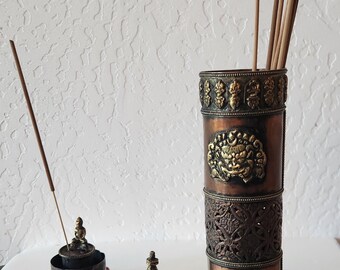 Porta incienso antiguo de cobre y latón de la India y altar de Buda en su interior.