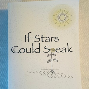 以下が含まれることがあります： 「If Stars Could Speak」というタイトルのペーパーバック。ひまわりと太陽の気まぐれなイラストが描かれています。著者の名前、Natalia、が下部に印刷されています。表紙は薄いクリーム色です。