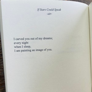 以下が含まれることがあります： 「If Stars Could Speak」というタイトルと「-air-」というサブタイトルが書かれた開いた本。ページには「I carved you out of my dreams; every night when I sleep, I am painting an image of you.」という詩が書かれています。