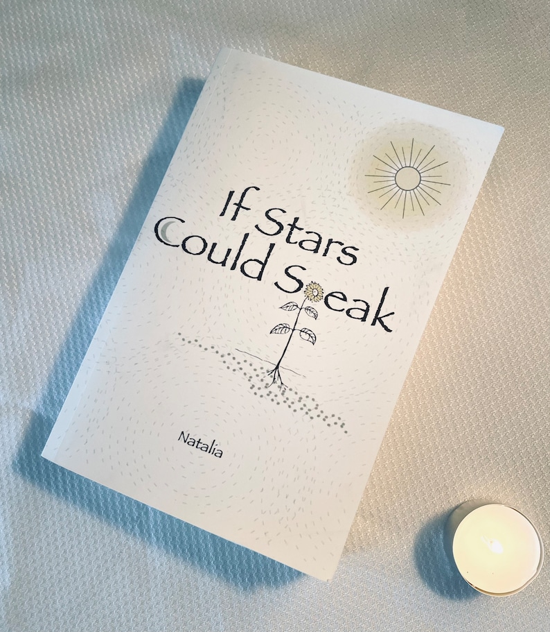 以下が含まれることがあります： 「If Stars Could Speak」というタイトルの本。白い表紙に花のイラストと著者名Nataliaが描かれています。右下には小さなろうそくが灯っています。本の表紙には点線模様があります。
