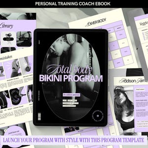 Puede incluir: Una tableta digital que muestra un gráfico de "Total Body Bikini Program" con la imagen de una mujer. Varios guías de entrenamiento y recetas rodean la tableta, todo en una combinación de colores púrpura suave y blanco. El texto "Launch your program with style with this program template" está en la parte inferior.