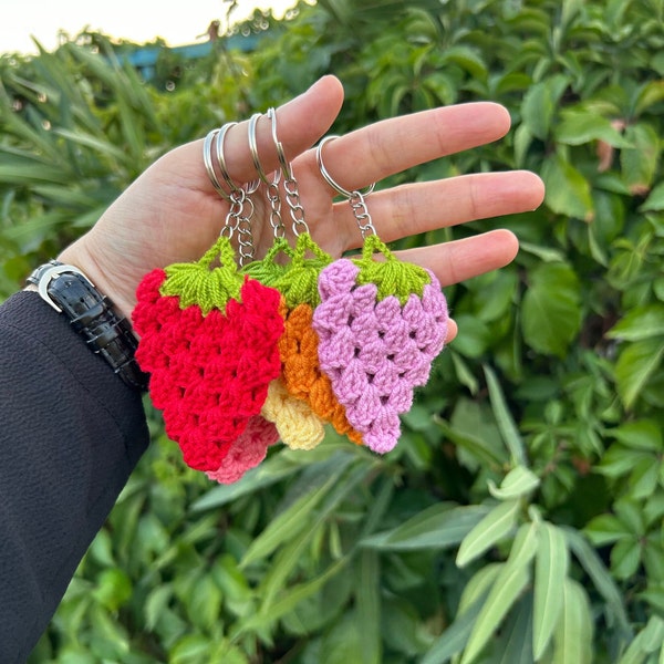 Porte-clés fraise au crochet - breloque fruit Amigurumi fait main, cadeau parfait pour les amateurs de petits fruits et les amateurs d'accessoires fantaisistes