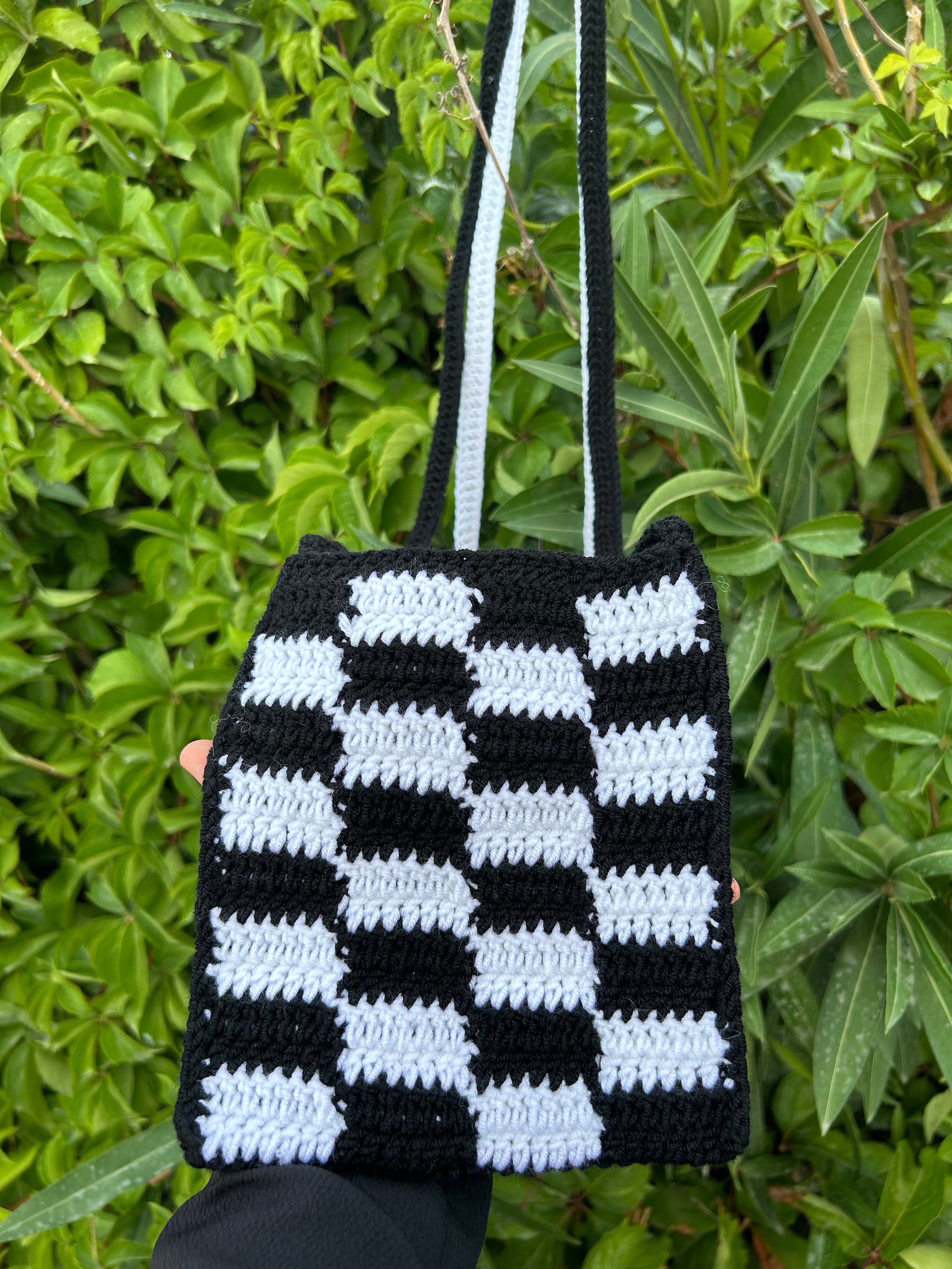 Stylish Crossbody Checkered Bag - Trendy and Versatile