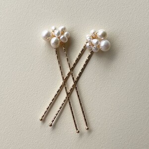 Minimalist classic freshwater pearl gold wedding hair pin, cluster of pearls hair piece, simple pearl bridal hair accessory image 4