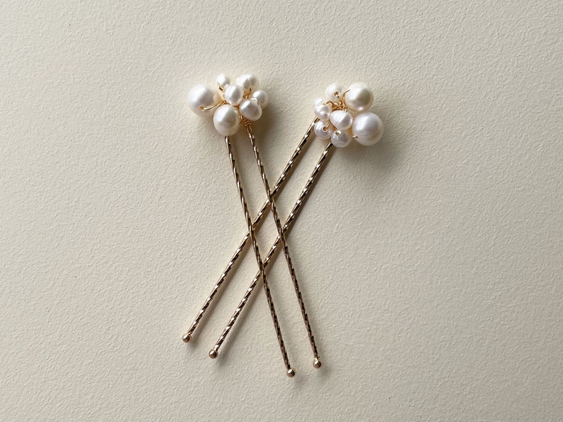 Minimalist classic freshwater pearl gold wedding hair pin, cluster of pearls hair piece, simple pearl bridal hair accessory image 4