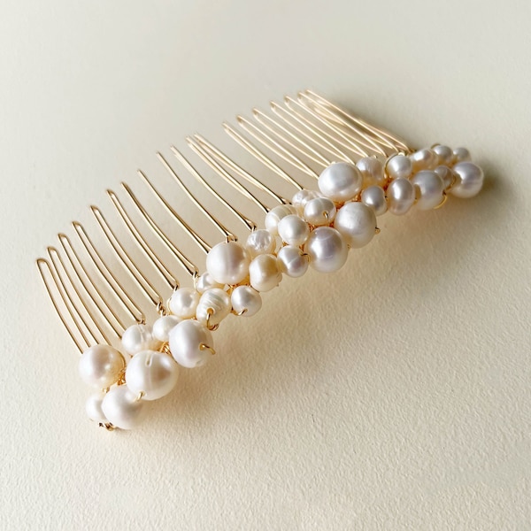 Classic freshwater pearl hair comb, gold bridal hair piece, pearl wedding hair pin, hair comb for bride