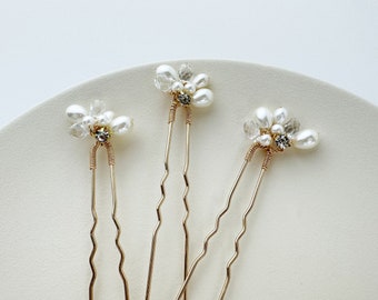 Minimalist wedding hair pin, pearl cluster hair piece, gold bridal hair pin, small hair pin