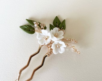 White flower wedding hair pin, gold garden bridal hair piece, clay flower hair comb, hair accessory for bride, outdoor wedding hair piece