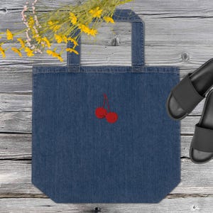 Sac fourre-tout en denim rouge cerise brodé | 100 % coton