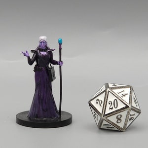 ¡MIRA! ¡Una miniatura de un lanzador de hechizos drow! Pintada a mano o imprimada - Miniaturas de D&D / TTRPG - Resina de 14k impresa en 3D para detalles ultrafinos.