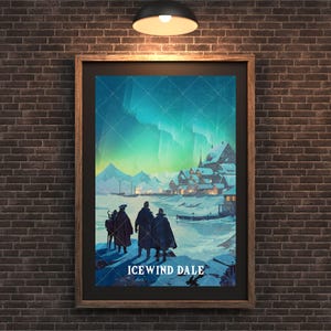 Op de afbeelding: Ingelijste kunstdruk met een besneeuwd landschap met figuren in mantels, een dorp en het noorderlicht. De tekst "ICEWIND DALE" staat onderaan. Het kunstwerk is geplaatst tegen een donkere bakstenen muur en verlicht door een hanglamp.