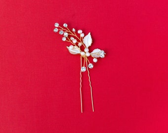 Freshwater Pearl Hair Pin, Gold Pearl Hair Pin, Floral Hair Pin, Bridal Hair Pin, Princess Wedding Hair Pin, Dainty Elegant Pin, Tiny Flower