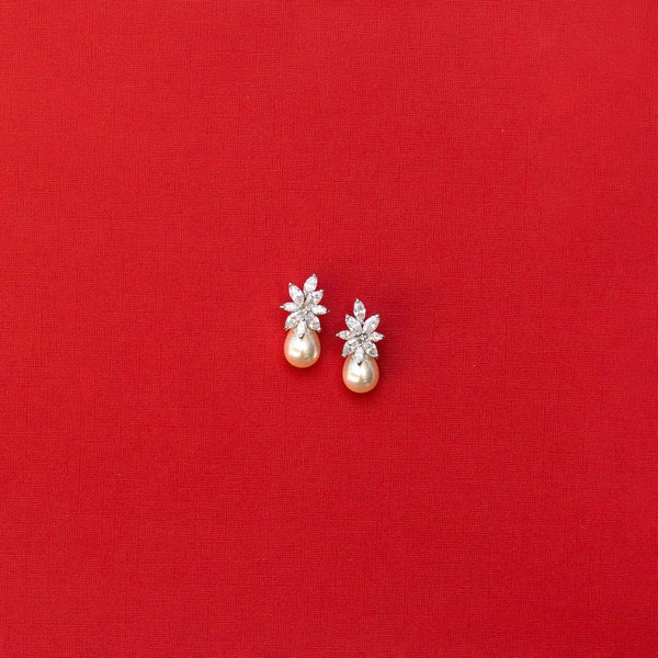 Dainty Pearl Wedding Earring, White Pearl Earrings, CZ Stud Earrings, Floral CZ Jewelry, Bride Earrings for Wedding, Bridesmaid Gifts, Leaf