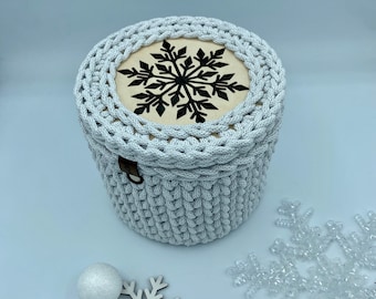 Häkelkorb rund mit Motivdeckel „Eiskristall/Schneeflocke“, Holzboden, weiß mit Silberfaden; Aufbewahrung/ Dekoration für Winter/Weihnachten