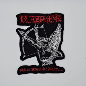Könnte beinhalten: Schwarzer, bestickter Aufnäher mit einer weißen Illustration eines Engels mit Pfeil und Bogen. Der Aufnäher hat den roten Text "BLASPHEME" oben und "Fallen Angel Of Doom" unten.