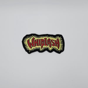 Könnte beinhalten: Gestickter Aufnäher mit dem Wort "WHIPLASH" in roter, stilisierter Schrift. Der Text ist gelb umrandet und vor einem schwarzen Hintergrund mit gezacktem Rand platziert. Geeignet für Kleidung oder Accessoires.