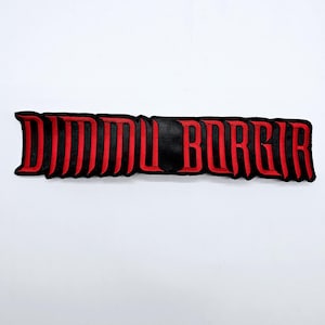 Könnte beinhalten: Schwarzer und roter gestickter Aufnäher mit dem Text "DIMMU BORGIR" in gotischer Schrift. Der Aufnäher hat einen schwarzen Hintergrund mit roten Buchstaben und einen schwarzen Rand. Rechteckig.