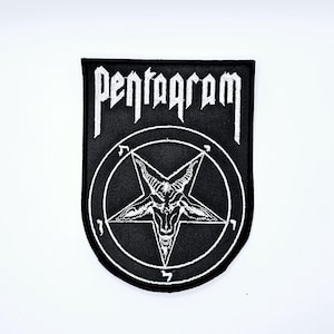 Pode incluir: Patch preto com a palavra "Pentagram" em letras góticas brancas. O patch apresenta um pentagrama branco com uma cabeça de cabra dentro de um círculo. O patch é retangular com cantos arredondados.