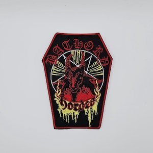 Könnte beinhalten: Schwarzer, Sarg-förmiger Aufnäher mit rotem und gelbem Stickdesign. Der Aufnäher zeigt einen gehörnten Dämon mit einem Pentagramm, den Text "SATAN'S HORDE" in Rot und gelbe Flammen. Der Aufnäher hat einen roten Rand.