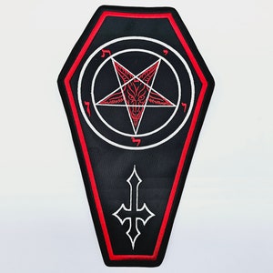 Puede incluir: Parche bordado negro y rojo con forma de ataúd con un pentagrama y una cruz en su interior. El pentagrama tiene una cabeza de cabra en el centro.