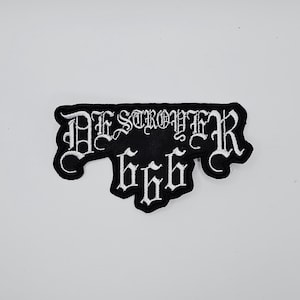 Puede incluir: Parche bordado negro con la palabra "DESTROYER" en fuente gótica y el número "666" debajo. El parche tiene un fondo negro con costuras blancas y un borde blanco.