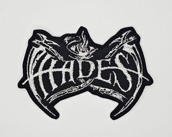 Witte geborduurde Hades-patch met logo-vormige rand