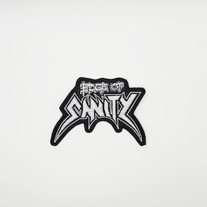 Puede incluir: Parche bordado en blanco y negro con el texto "EDGE OF SANITY" en una fuente estilizada. El parche tiene un borde negro y probablemente sea para ropa o accesorios.