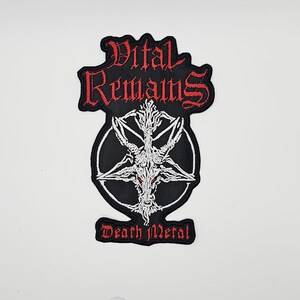 Op de afbeelding: Zwart en wit geborduurde patch met een pentagram met een geitenkop en de tekst "Vital Remains" en "Death Metal" in rode gotische letters. De patch staat op een witte achtergrond.