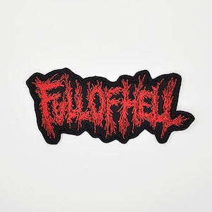 以下が含まれることがあります： 赤色の「FALL OF HELL」の文字が刺繍された黒色のワッペン。ワッペンはギザギザした形で、衣類やアクセサリーに縫い付けるようにデザインされています。