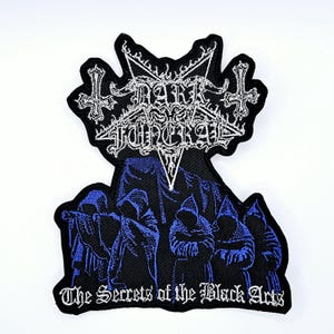 Puede incluir: Parche bordado con el nombre de la banda "DARK FUNERAL" en fuente gótica, un pentagrama y cruces invertidas. El parche representa figuras encapuchadas en azul y negro, con el texto "The Secrets of the Black Arts".