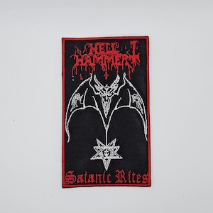 Op de afbeelding: Zwarte rechthoekige patch met een rode rand. De patch heeft de tekst "HELL HAMMER" in rode, gotische letters boven een wit vleermuisachtig wezen met een pentagram eronder en de tekst "Satanic Rites" in het rood.