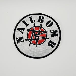 Nagelbomben-Logo-Kreisrand-Stickaufnäher