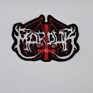 Op de afbeelding: Geborduurde patch met het woord "Farbriz" in witte gotische letters. De patch heeft een rood kruis en rode vleugelachtige accenten op een zwarte achtergrond. Het nummer "6" is in het ontwerp verwerkt.