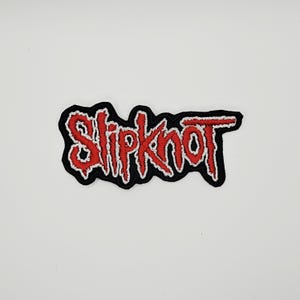 Écusson brodé Slipknot rouge et blanc avec bordure en forme de logo