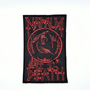 Napalm Tod Leben? Roter quadratischer gestickter Aufnäher