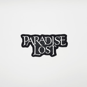 Op de afbeelding: Zwart en wit geborduurde patch met de tekst "PARADISE LOST". De witte tekst staat op een zwarte achtergrond met een witte rand. Geschikt voor kleding of accessoires.