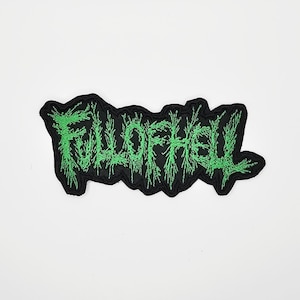 Puede incluir: Un parche negro bordado con las palabras "FULL OF HELL" en verde, con letras estilizadas y dentadas. El parche tiene un borde negro y está diseñado para ser cosido o planchado en ropa o accesorios.