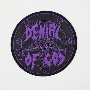 Może przedstawiać: Okrągła, czarna naszywka z fioletowym haftem. Tekst "DENIAL OF GOD" jest napisany gotycką czcionką, otaczając pentagram z głową kozy. Naszywka przeznaczona jest do odzieży lub akcesoriów.
