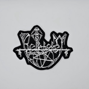 Könnte beinhalten: Schwarz-weißer, gestickter Aufnäher mit einem gotischen Design, einschließlich eines Pentagramms und stilisiertem Text. Der Aufnäher hat einen schwarzen Hintergrund mit weißen Nähten. Dieser Aufnäher ist wahrscheinlich für Kleidung oder Accessoires.